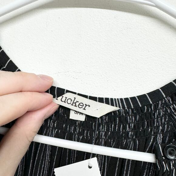 Tucker Women Black & White Striped Long Sleeve Deep V Blouse Size S/M - Picture 2 of 3